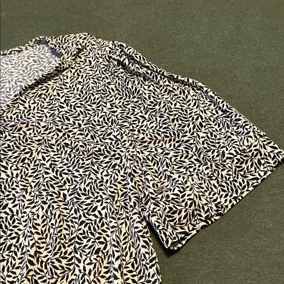 Adrianna Papell Women's Black and Cream/Beige Printed Short Sleeve Top - Picture 2 of 2